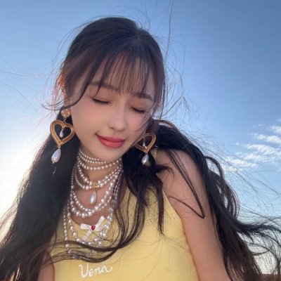 穿黄靴子的女孩